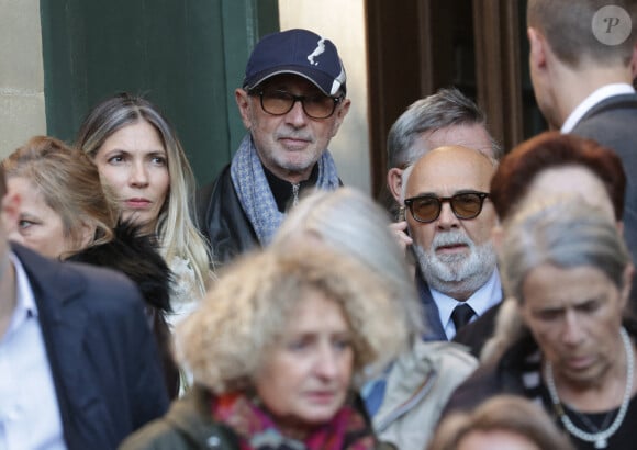 Gerard Jugnot et Thierry Lhermitte quittant les funérailles de Michel Blanc le 10 octobre 2024