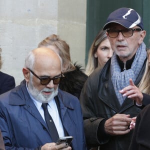 Gerard Jugnot ET Thierry Lhermitte quittant les obsèques de Michel Blanc le 10 octobre 2024.