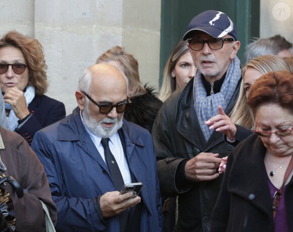 Gerard Jugnot ET Thierry Lhermitte quittant les obsèques de Michel Blanc le 10 octobre 2024.