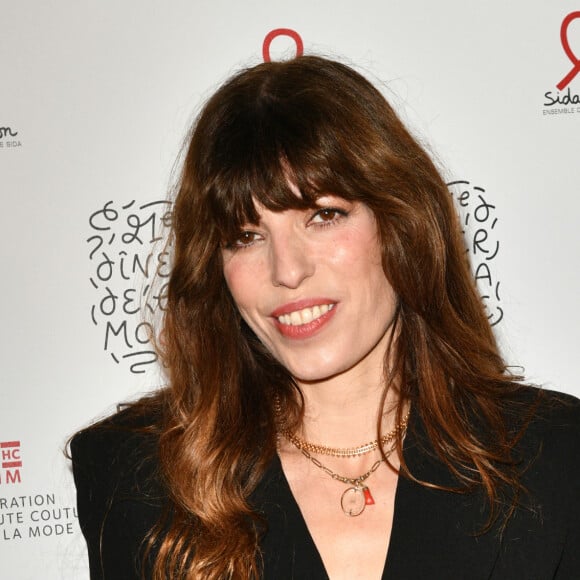 Lou Doillon est une maman épanouie. 
Lou Doillon - Photocall du " Dîner de la Mode " au bénéfice du Sidaction, au Palais de Tokyo, dans le cadre de la Fashion Week de Paris. © Rachid Bellak / Bestimage 