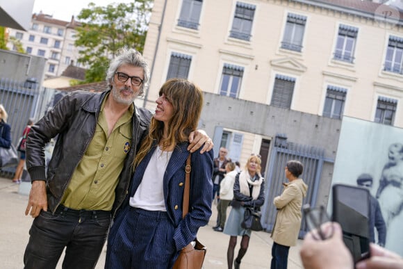 Lou Doillon, avec son compagnon Stéphane Manel, présente le film Boxes réalisé par sa mère Jane Birkin lors du festival Lumière 2023 à Lyon le 22 octobre 2023. © Sandrine Thesillat / Panoramic / Bestimage 