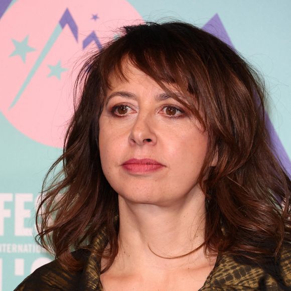Côté vie privée, l'actrice est en couple avec son amour d'adolescence, un homme baptisé Edouard
La présidente Valérie Bonneton - Arrivées à la cérémonie d'ouverture du 27ème Festival International du Film de Comédie de l'Alpe d'Huez le 15 janvier 2024. © Dominique Jacovides/Bestimage 
