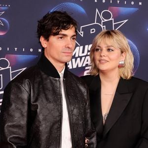 Florian Rossi et sa compagne Louane Emera au photocall de la 25ème cérémonie des "NRJ Music Awards (NMA)" au palais des Festivals et des Congrès de Cannes, France, le 10 novembre 2023. © Dominique Jacovides/Bestimage 