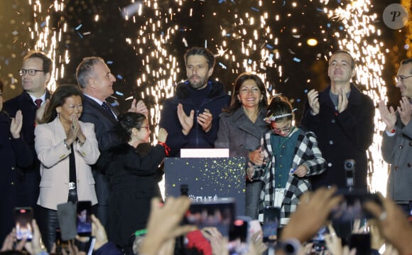 Jeanne d'Hauteserre, Sylvain Maillard, Marc-Antoine Jamet (président du comité des Champs- Elysées), Tony Estanguet et Anne Hidalgo - Lancement des Illuminations de Noël des Champs-Elysées à Paris le 24 novembre 2024. © Coadic Guirec/Bestimage