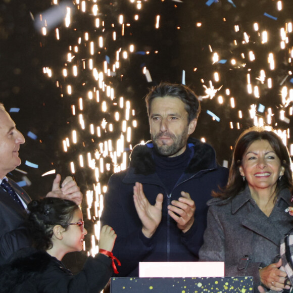 Jeanne d'Hauteserre, Sylvain Maillard, Marc-Antoine Jamet (président du comité des Champs- Elysées), Tony Estanguet et Anne Hidalgo - Lancement des Illuminations de Noël des Champs-Elysées à Paris le 24 novembre 2024. © Coadic Guirec/Bestimage