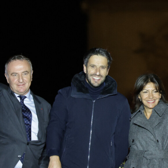 Marc-Antoine Jamet (président du comité des Champs- Elysées), Tony Estanguet et Anne Hidalgo - Lancement des Illuminations de Noël des Champs-Elysées à Paris le 24 novembre 2024. © Coadic Guirec/Bestimage