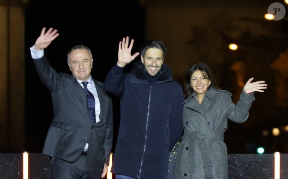 Marc-Antoine Jamet (président du comité des Champs- Elysées), Tony Estanguet et Anne Hidalgo - Lancement des Illuminations de Noël des Champs-Elysées à Paris le 24 novembre 2024. © Coadic Guirec/Bestimage