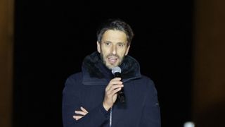 Tony Estanguet, retour en star à Paris après les JO pour une soirée féérique : il réapparaît aux côtés d'une célèbre chanteuse