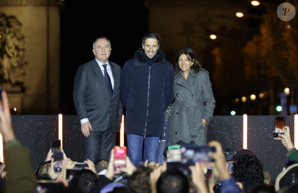 Marc-Antoine Jamet (président du comité des Champs- Elysées), Tony Estanguet et Anne Hidalgo - Lancement des Illuminations de Noël des Champs-Elysées à Paris le 24 novembre 2024. © Coadic Guirec/Bestimage