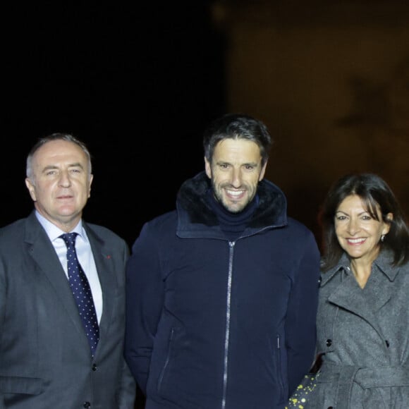 Marc-Antoine Jamet (président du comité des Champs- Elysées), Tony Estanguet et Anne Hidalgo - Lancement des Illuminations de Noël des Champs-Elysées à Paris le 24 novembre 2024. © Coadic Guirec/Bestimage