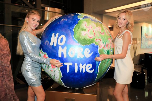 Exclusif - La princesse Maria Carolina de Bourbon des Deux-Siciles et sa soeur La princesse Maria Chiara de Bourbon des Deux-Siciles lors de l'inauguration de la sculpture "No more Time, Ocean are life" dans le hall de l'Hôtel de Paris Saint-Tropez le 10 juillet 2024. © Franz Chavaroche / Bestimage  Exclusive - No web en Suisse / Belgique The inauguration of the sculpture "No more Time, Ocean are life" in the lobby of the Hôtel de Paris Saint-Tropez on 10 July 2024.