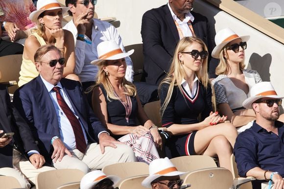 Charles et Camilla de Bourbon des Deux Siciles et leurs filles Maria Chiara et Maria Carolina - Célébrités dans les tribunes de la finale homme des Internationaux de France de tennis de Roland Garros 2024 à Paris le 9 juin 2024. © Jacovides-Moreau/Bestimage 