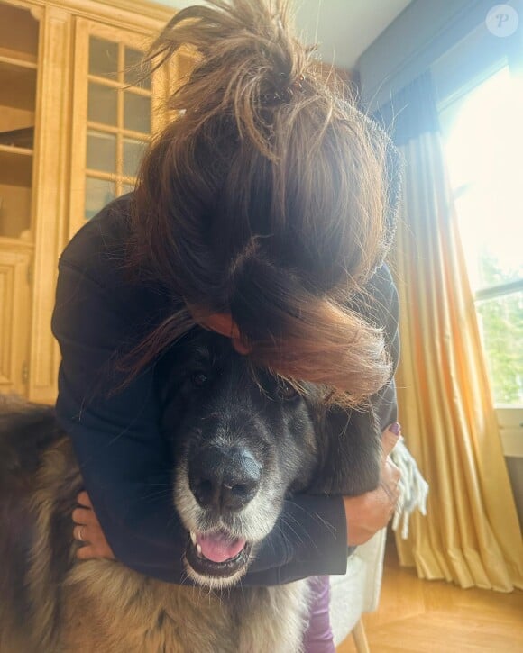 Elle devrait compter sur leur soutien
Faustine Bollaert avec sa chienne Nessie