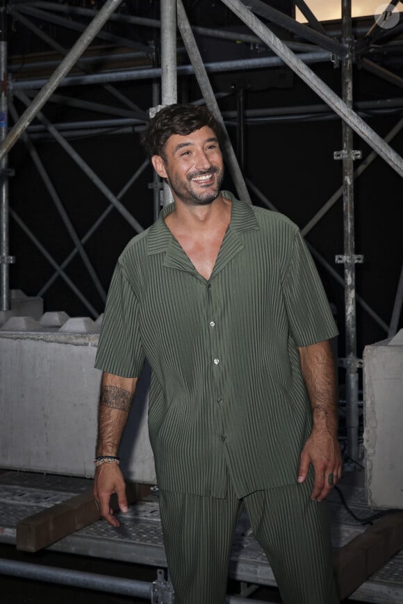 Et plus précisément du Bassin d'Arcachon, qu'il a quitté pour mieux revenir il y a quelques années
Exclusif - Jeremy Frerot - Backstage lors de l'enregistrement de l'émission "La fête de la Musique" à Reims le 21 juin et diffusée le 22 juin à 21h10 sur France 2 et sur France.tv. Une soirée inédite, mise en scène et chorégraphié par K.Ouali, avec plus de 40 artistes en live. Ils seront accompagnés par les danseurs de la troupe du Paradis Latin. Une soirée de fête rythmée par des medleys, des duos exceptionnels, les tubes du moment et les talents d'aujourd'hui et de demain. © Jack Tribeca / Jeremy Melloul / Bestimage 