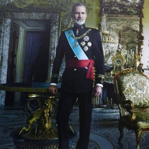 Vêtu de son uniforme militaire de capitaine général de l'armée espagnole, le roi Felipe VI pose fièrement dans l'opulent salon Gasparini du palais royal, niché à Madrid comme l'ont rapporté nos confrères d'Hello.
La Banque d'Espagne (Banco de España) a présenté aux médias les nouvelles images étonnantes du roi Felipe VI et de la reine Letizia d'Espagne, prises par la photographe Annie Leibovitz, à Madrid, Espagne, le 25 novembre 2024. © Dana Press/Bestimage 