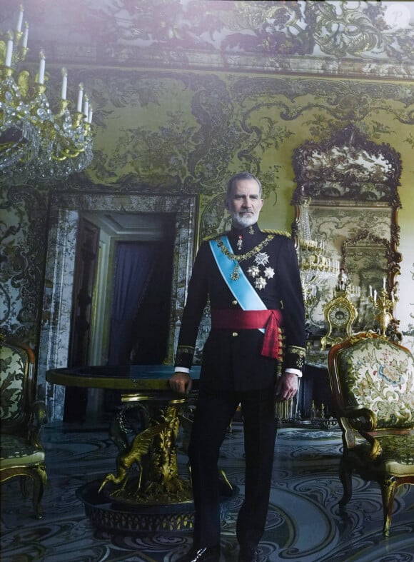 Vêtu de son uniforme militaire de capitaine général de l'armée espagnole, le roi Felipe VI pose fièrement dans l'opulent salon Gasparini du palais royal, niché à Madrid comme l'ont rapporté nos confrères d'Hello.
La Banque d'Espagne (Banco de España) a présenté aux médias les nouvelles images étonnantes du roi Felipe VI et de la reine Letizia d'Espagne, prises par la photographe Annie Leibovitz, à Madrid, Espagne, le 25 novembre 2024. © Dana Press/Bestimage 