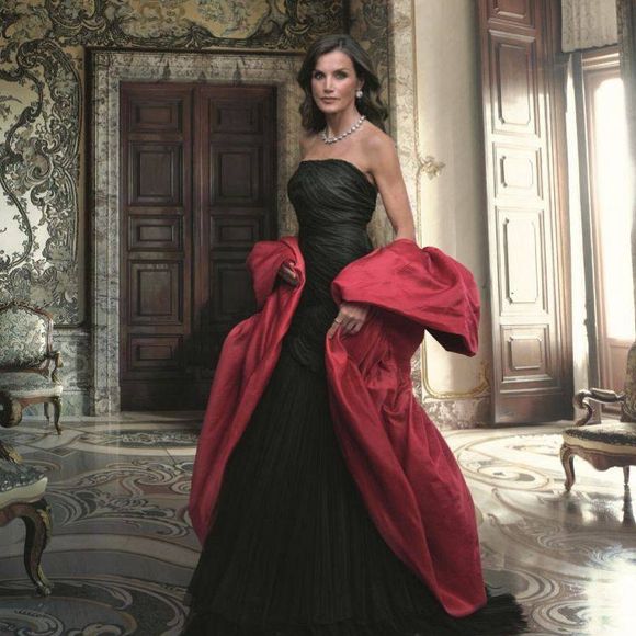 Au même titre que son épouse Letizia qui s'affiche renversante dans une somptueuse robe de bal bustier noire signée Balenciaga.
La Banque d'Espagne (Banco de España) a présenté aux médias les nouvelles images étonnantes du roi Felipe VI et de la reine Letizia d'Espagne, prises par la photographe Annie Leibovitz, à Madrid, Espagne, le 25 novembre 2024. © Cordon Press/Bestimage 