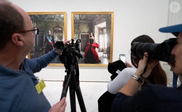 La Banque d'Espagne (Banco de España) a présenté aux médias les nouvelles images étonnantes du roi Felipe VI et de la reine Letizia d'Espagne, prises par la photographe Annie Leibovitz, à Madrid, Espagne, le 25 novembre 2024. © Yasky Lalo/Bestimage 