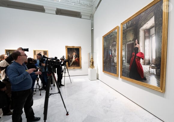 La Banque d'Espagne (Banco de España) a présenté aux médias les nouvelles images étonnantes du roi Felipe VI et de la reine Letizia d'Espagne, prises par la photographe Annie Leibovitz, à Madrid, Espagne, le 25 novembre 2024. © Yasky Lalo/Bestimage 