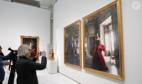 La Banque d'Espagne (Banco de España) a présenté aux médias les nouvelles images étonnantes du roi Felipe VI et de la reine Letizia d'Espagne, prises par la photographe Annie Leibovitz, à Madrid, Espagne, le 25 novembre 2024. © Yasky Lalo/Bestimage 