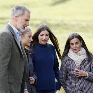 Le roi Felipe VI, la reine Letizia, l'infante Leonor, la princesse Sofia - La famille royale d'Espagne lors de la cérémonie de remise des prix pour la ville exemplaire des Asturies 2024 à Sotres. Le 26 octobre 2024 