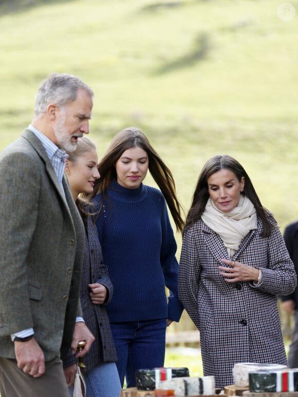 Le roi Felipe VI, la reine Letizia, l'infante Leonor, la princesse Sofia - La famille royale d'Espagne lors de la cérémonie de remise des prix pour la ville exemplaire des Asturies 2024 à Sotres. Le 26 octobre 2024 