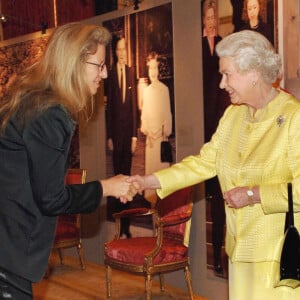 La reine Élisabeth II salue la photographe Annie Leibovitz lors d'une réception au palais de Buckingham pour les Américains au Royaume-Uni et avant la visite d'État de la reine aux États-Unis, à Londres, au Royaume-Uni, le 27 mars 2007.