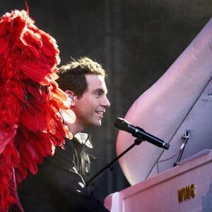 Mika sur la scène du "Printemps de Perouges" au Château de Saint-Maurice-de-Remens, le 27 juin 2024. 