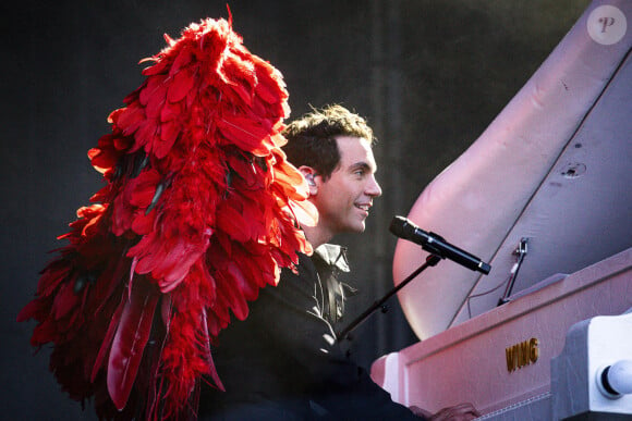 Mika sur la scène du "Printemps de Perouges" au Château de Saint-Maurice-de-Remens, le 27 juin 2024. 