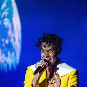 Mika sur la scène du "Printemps de Perouges" au Château de Saint-Maurice-de-Remens, le 27 juin 2024. 