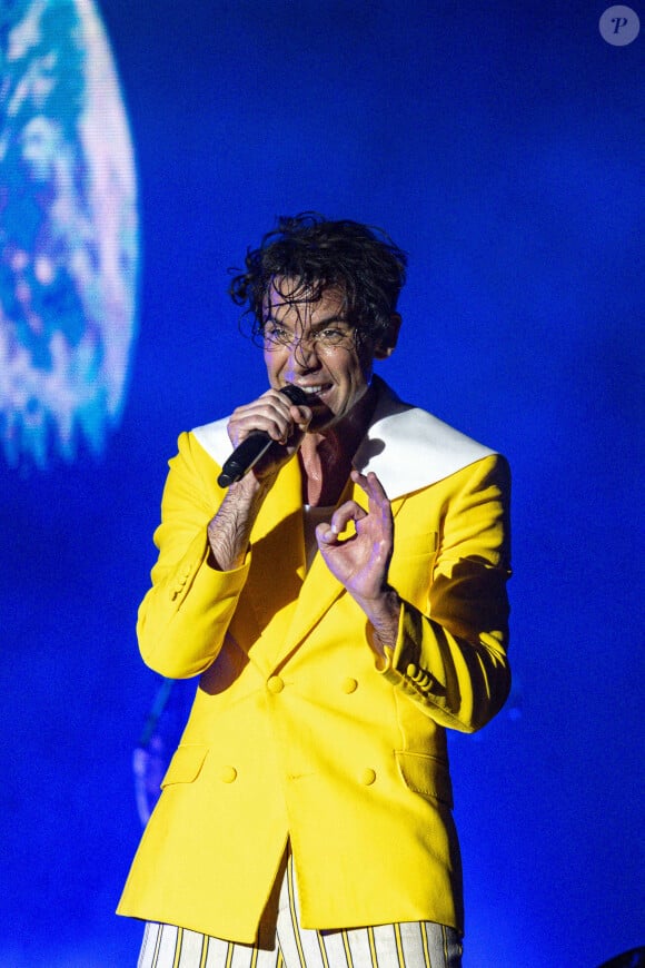 Mika sur la scène du "Printemps de Perouges" au Château de Saint-Maurice-de-Remens, le 27 juin 2024. 