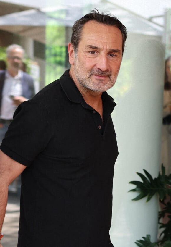 "j'aurais aimé vivre avec des cousins, des oncles et des tantes que l'on retrouve en vacances dans une même demeure"
Gilles Lellouche - Célébrités au village lors des Internationaux de France de tennis de Roland Garros 2024 à Paris le 9 juin 2024. 