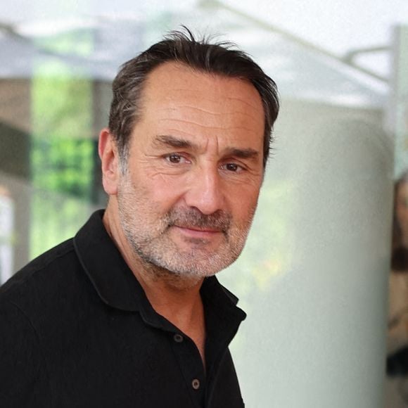 "j'aurais aimé vivre avec des cousins, des oncles et des tantes que l'on retrouve en vacances dans une même demeure"
Gilles Lellouche - Célébrités au village lors des Internationaux de France de tennis de Roland Garros 2024 à Paris le 9 juin 2024. 