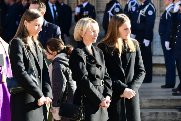 "Il s'est fait trahir de toutes parts. Il a dû laisser sa ville de Lyon, sa famille parce qu'il savait qu'on ne le suivrait pas", explique Clémence Collomb
 
Caroline Rougé et Clémence et Camille (femme et filles du défunt) - Sortie des obsèques de Gérard Collomb en la cathédrale Saint-Jean à Lyon, le 29 novembre 2023. © Romain Doucelin / Bestimage