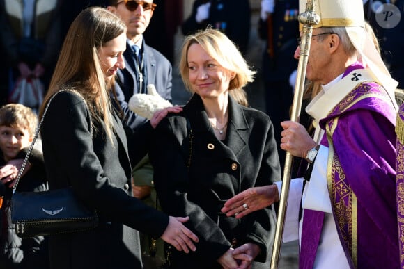 "Il est reparti en campagne pour les élections de 2020 et il a perdu la mairie de Lyon. Ça a été encore une étape difficile dans sa vie", conclut-elle
 
Caroline Rougé et Clémence (femme et fille du défunt) - Sortie des obsèques de Gérard Collomb en la cathédrale Saint-Jean à Lyon, le 29 novembre 2023. © Romain Doucelin / Bestimage