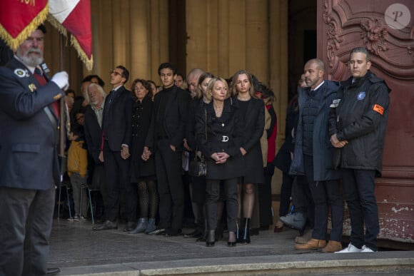 Clémence, la fille de l'ancien homme politique décédé le 25 novembre 2023, s'est exprimée sur BFM Lyon
 
Les enfants du défunt : Thomas, Anne-Laure, Alexandre, Clémence et Camille, et sa femme Caroline Rougé - Obsèques de Gérard Collomb en la cathédrale Saint-Jean à Lyon. Le 29 novembre 2023 © Bony / Pool / Bestimage