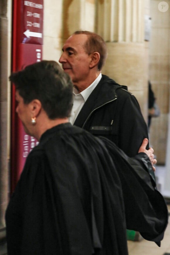 L'animateur et producteur de télévision français Jean-Marc Morandini arrive avec son avocate Florence Rault au palais de justice de Paris, France, le 27 novembre 2024, avant une audience de son procès en appel pour "corruption de mineurs" sur trois adolescents entre 2009 et 2016. © Christophe Clovis/Bestimage 