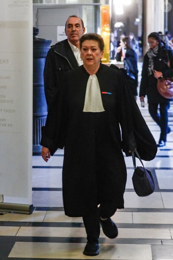 
L'animateur et producteur de télévision français Jean-Marc Morandini arrive avec son avocate Florence Rault au palais de justice de Paris, France, le 27 novembre 2024, avant une audience de son procès en appel pour "corruption de mineurs" sur trois adolescents entre 2009 et 2016. © Christophe Clovis/Bestimage 