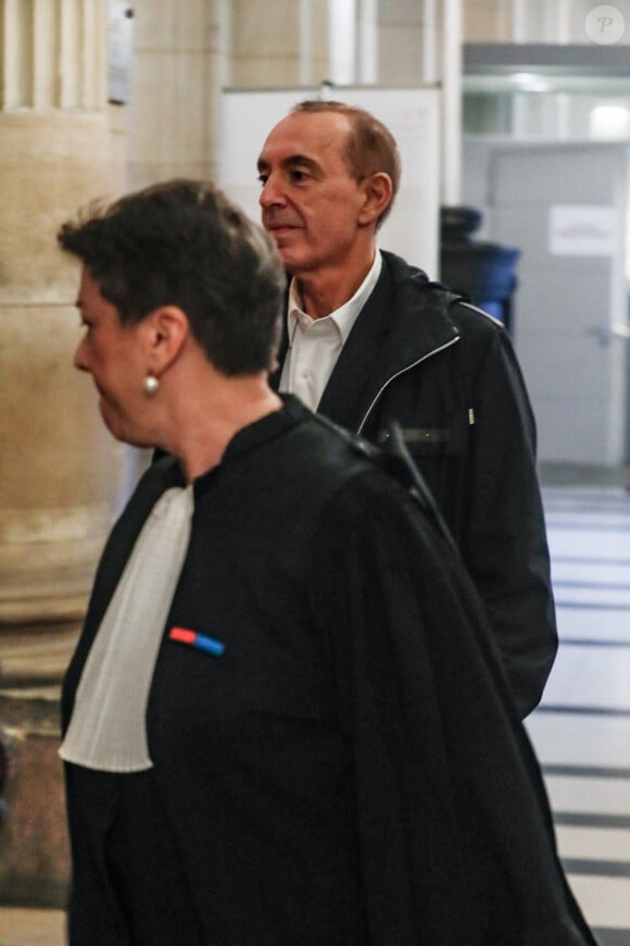 L'animateur et producteur de télévision français Jean-Marc Morandini arrive avec son avocate Florence Rault au palais de justice de Paris, France, le 27 novembre 2024, avant une audience de son procès en appel pour "corruption de mineurs" sur trois adolescents entre 2009 et 2016. © Christophe Clovis/Bestimage 