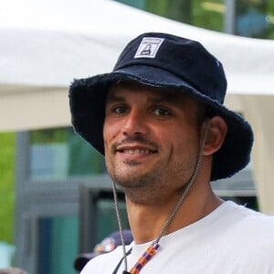 Paris, FRANCE - Florent Manaudou et Lola Dumenil main dans la main lors de la demi-finale de basket-ball France-Allemagne Jeux Olympiques Paris 2024 à Paris, France. Sur la photo : Florent Manaudou, Lola Dumenil