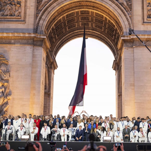 Un grand et beau sportif médaillé aux JO de Paris est au casting de la nouvelle saison de "Danse avec les stars"
Tony Estanguet, Amélie Oudéa-Castéra, Emmanuel Macron, Teddy Riner, Michel Barnier, Anne Hidalgo et les médaillés olympiques et paralympiques - Remise des médailles par le président de la République à l'Arc de Triomphe aux athlètes lors de la parade des champions à l'occasion des Jeux Olympiques et Paralympiques Paris, sur l'avenue des Champs-Elysées à Paris. © Perusseau-Ramsamy / Bestimage