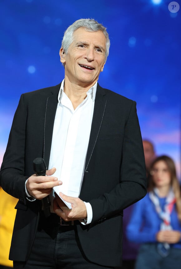 Pour se déplacer dans Paris, où il réside 
Nagui - Les personnalités se mobilisent lors de la 37ème édition du Téléthon sur le plateau de France 2, avec pour parrain Vianney. Cette année, 80,6 millions de dons ont été promis. Le 9 décembre 2023. © Coadic Guirec / Bestimage