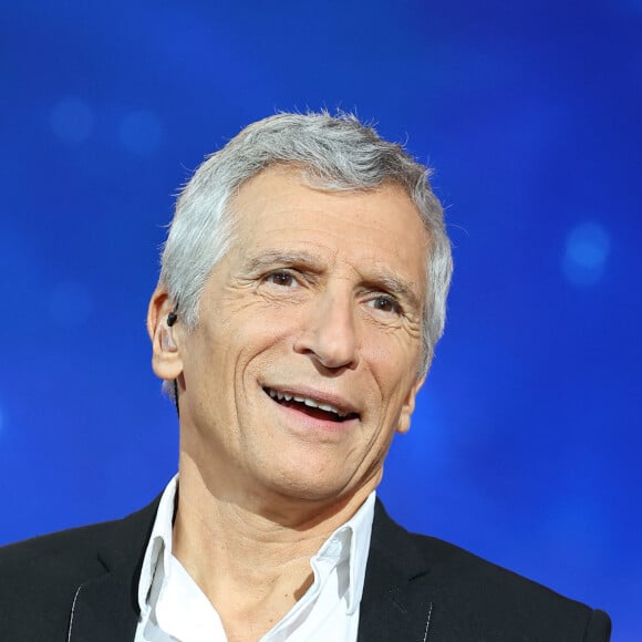 Pour se déplacer dans Paris, où il réside 
Nagui - Les personnalités se mobilisent lors de la 37ème édition du Téléthon sur le plateau de France 2, avec pour parrain Vianney. Cette année, 80,6 millions de dons ont été promis. Le 9 décembre 2023. © Coadic Guirec / Bestimage