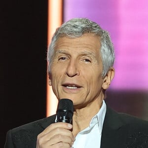 Ce dernier le conduit à bord d'un modèle de voiture très luxueux et avant-gardiste
Nagui - Les personnalités se mobilisent lors de la 37ème édition du Téléthon sur le plateau de France 2, avec pour parrain Vianney. Le 8 décembre 2023. © Coadic Guirec / Bestimage