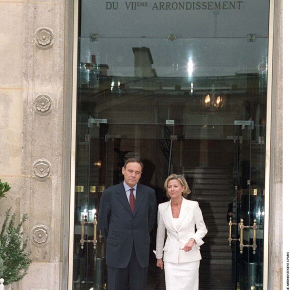 Archives - Mariage de Claire Chazal et Xavier Couture à la mairie du 7e arrondissement de Paris.