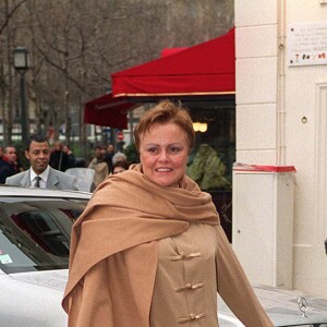 Un mariage auquel a été invité Muriel Robin, Arthur ou Jack Lang et sa femme
 
Archives - Muriel Robin au mariage de Claire Chazal et Xavier Couture à la mairie du 7e arrondissement de Paris.