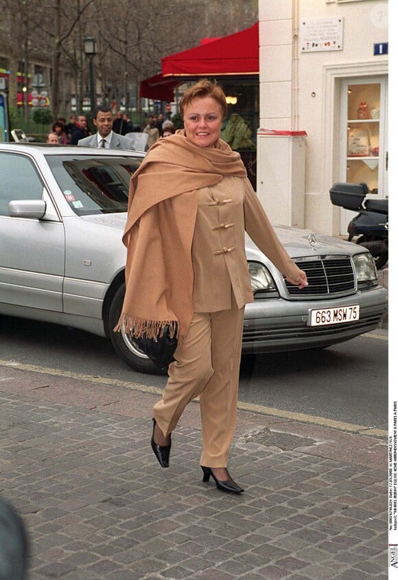 Un mariage auquel a été invité Muriel Robin, Arthur ou Jack Lang et sa femme
 
Archives - Muriel Robin au mariage de Claire Chazal et Xavier Couture à la mairie du 7e arrondissement de Paris.