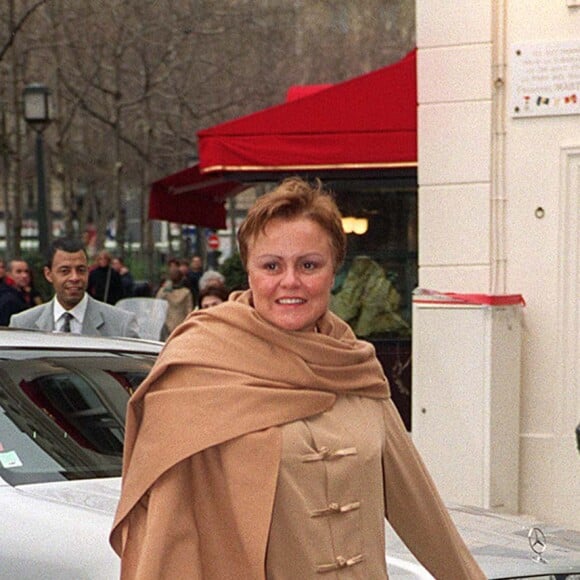 Un mariage auquel a été invité Muriel Robin, Arthur ou Jack Lang et sa femme
 
Archives - Muriel Robin au mariage de Claire Chazal et Xavier Couture à la mairie du 7e arrondissement de Paris.