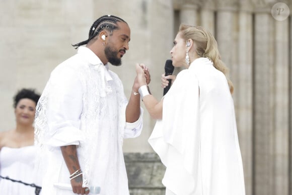 Slimane, Lara Fabian lors du dernier relais de La Flamme Olympiques avant la cérémonie d'ouverture des Jeux Olympiques (JO) de Paris 2024 à Saint-Denis, Seine Saint-Denis, France, le 26 juillet 2024. © Melloul-Tribeca/Bestimage