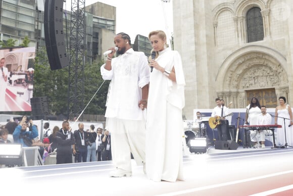 "Merci pour ta confiance et ton amour", conclut le chanteur
 
Slimane, Lara Fabian lors du dernier relais de La Flamme Olympiques avant la cérémonie d'ouverture des Jeux Olympiques (JO) de Paris 2024 à Saint-Denis, Seine Saint-Denis, France, le 26 juillet 2024. © Melloul-Tribeca/Bestimage